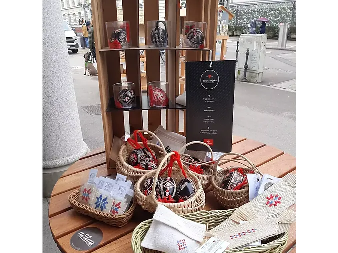 Belokranjske pisanice in še kaj – Coloured eggs from Bela krajina plus more